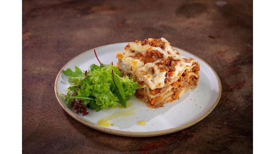 Vegetariánské lasagne s listovým salátem a olivovým olejem